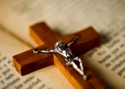 A tradição e a arte por trás de cada crucifixo em madeira