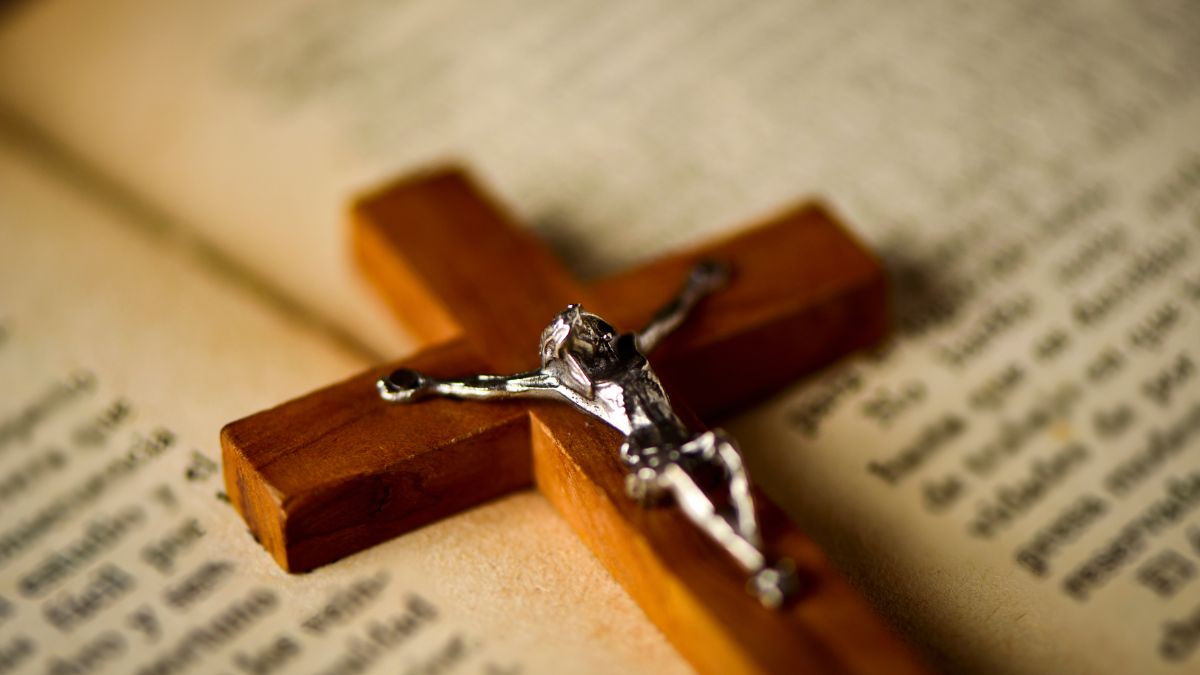A tradição e a arte por trás de cada crucifixo em madeira